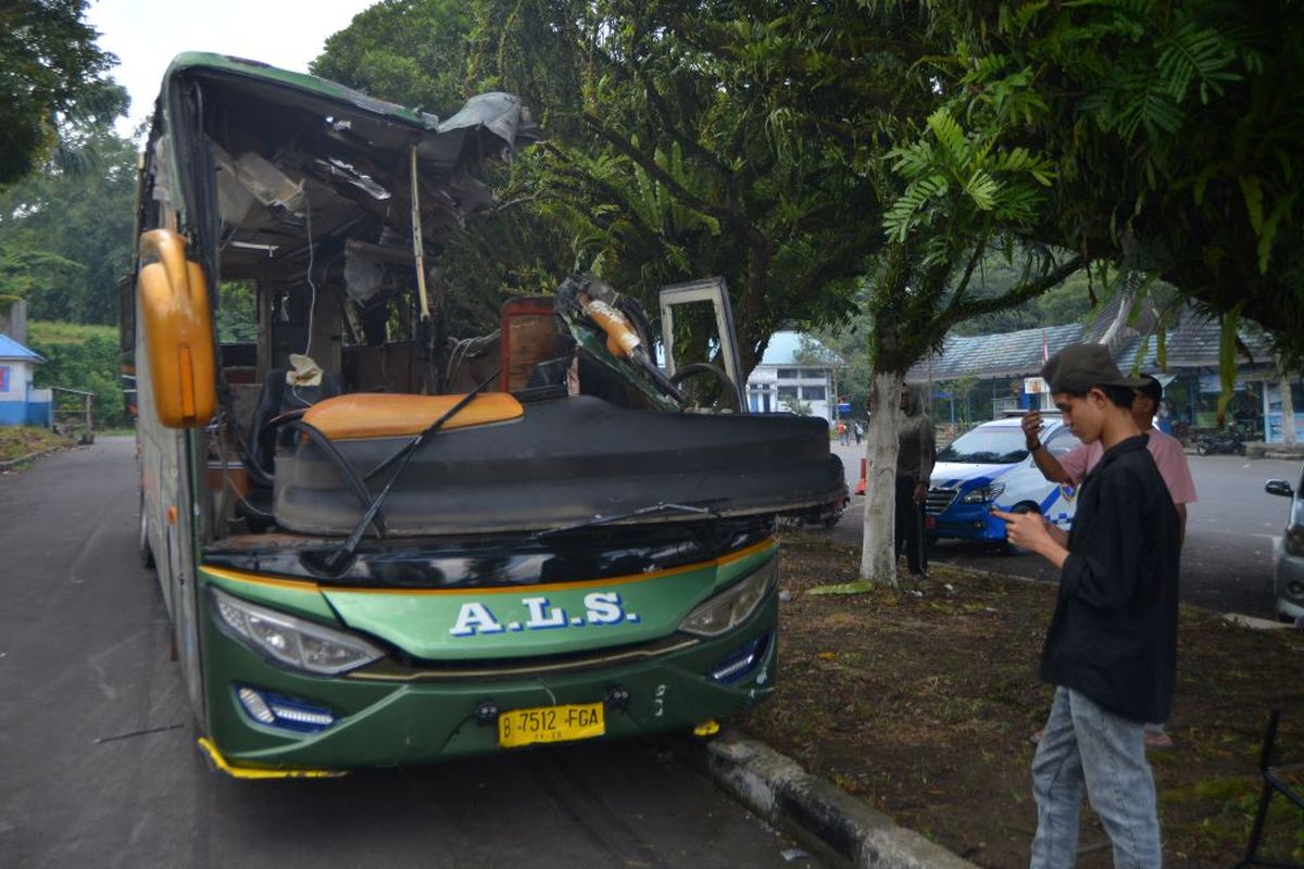 Warga melihat kondisi Bus ALS (Antar Lintas Sumatera) yang hancur akibat kecelakaan di Padang Panjang, Sumatera Barat, Selasa (6/5/2025). Berdasarkan data kepolisian, kecelakaan yang diduga terjadi akibat rem blong itu menyebabkan 23 penumpang luka-luka dan 12 meninggal dunia. ANTARA FOTO/Iggoy el Fitra/bar