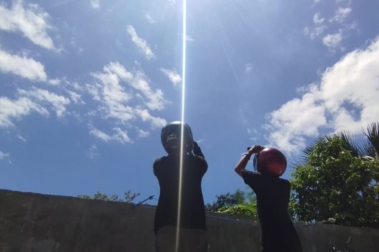 Foto : Warga Labuan Bajo NTT Menyaksikan Gerhana Matahari Pakai Helm