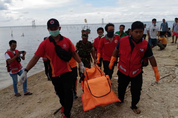 Proses evakuasi jasad perempuan terbungkus karung yang ditemukan di perairan Jepara, Jawa Tengah tepatnya 6,3 mil dari bibir pantai Teluk Awur, Desa Teluk Awur, Kecamatan Tahunan Jepara, Jumat (22/2/2019) siang.‎