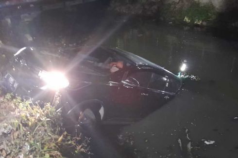 Pengemudi di Surabaya Tertidur Pulas meski Mobil yang Dikemudikannya Tercebur ke Sungai