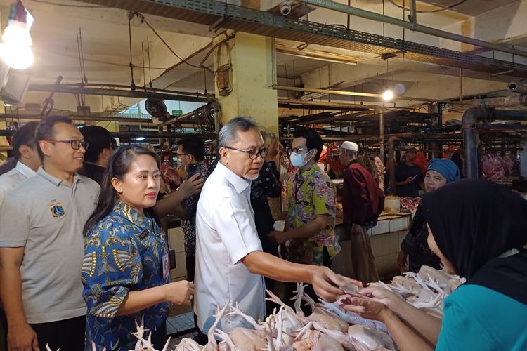 Menteri Perdagangan (Mendag) Zulkifli Hasan atau biasa disapa Zulhas mengunjungi Pasar Kramat Jati, Jakarta Timur, Jumat (15/3/2024).