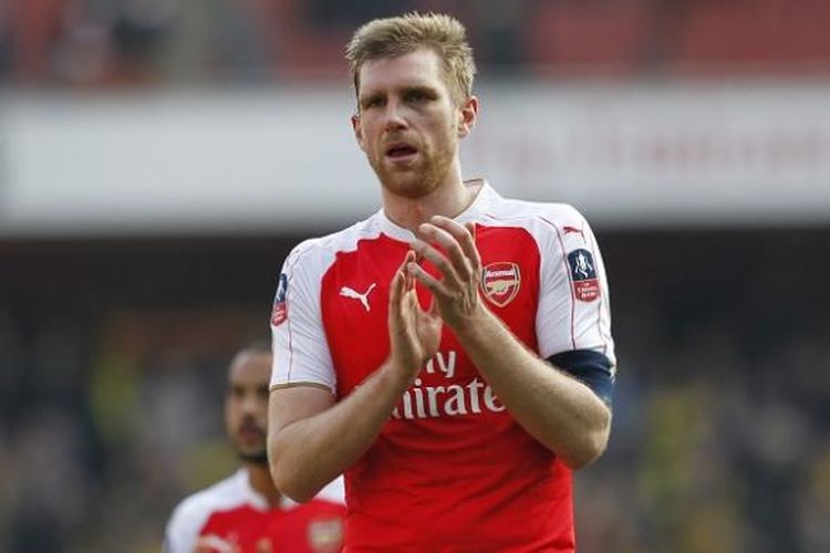 Bek Arsenal, Per Mertesacker, mengapresiasi para supoter seusai laga perempat final Piala FA kontra Watford, di Stadion Emirates, 13 Maret 2016.