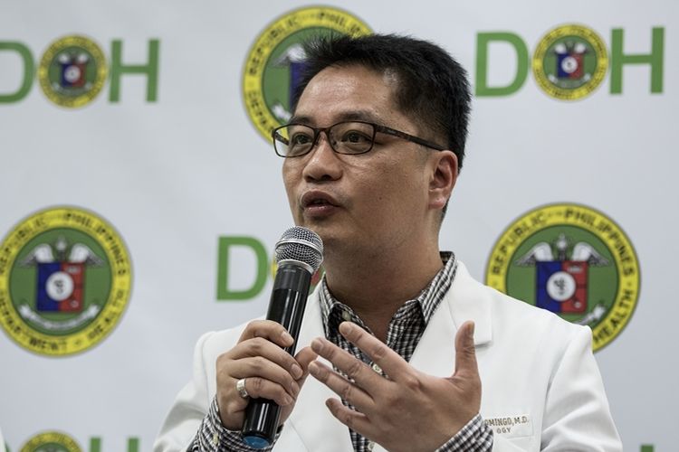 Wakil Menteri Kesehatan Filipina Enrique Domingo berbicara dalam konferensi pers terkait vaksin Dengvaxia di Manila, Jumat (2/2/2018).