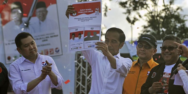 Calon Presiden Nomor Urut 1 Joko Widodo (Jokowi) menunjukan kerja suara bergambar nomor urut 1 dalam kampanye terbuka pertamanya di Serang, Banten (Minggu, 24/3/2019). 