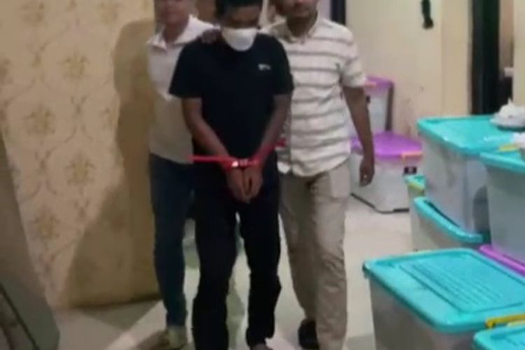 IF (26), ayah tiri yang menganiaya balita di Tajurhalang, Kabupaten Bogor, diringkus kepolisian, Kamis (4/12/2025).