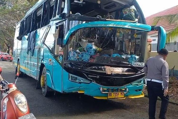 KECELAKAAN TUNGGAL: Bus dievakuasi usai teRbalik di jalan trans sulawesi Kecamatan Suli, Kabupaten Luwu, Sulawesi Selatan, Rabu (19/3/2025)