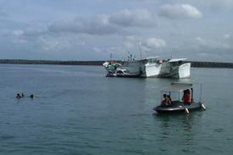 Tim SAR melakukan pencarian seorang ABK yang hanyut terseret arus saat mandi di Pelabuhan Benoa, Bali, Kamis (11/7/2013).