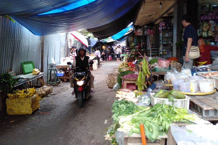 Para pedagang pasar blok A untuk sementara direlokasi di belakang Pasar Blok A, Kebayoran Baru, Jakarta Selatan, Kamis (14/3/2019)
