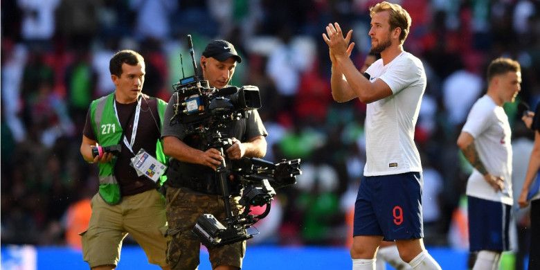 Harry Kane bertepuk tangan sebagai ungkapan terima kasih atas dukungan suporter Inggris pada pertandingan uji coba melawan Nigeria di Stadion Wembley, Sabtu (2/6/2018) waktu setempat.
