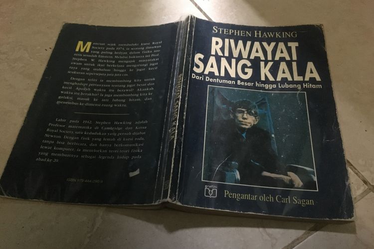 Sampul buku Riwayat Sang Kala karya Stephen Hawking, versi terjemahan dari buku The Brief History of Time. Foto diambil pada Rabu (14/3/2018)