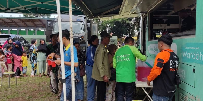 Tim Respon Darurat Kesehatan (RDK) Dompet Dhuafa membagikan makanan dan minuman kepada pengungsi gempa Cianjur, Jawa Barat, Selasa (23/11/2022).