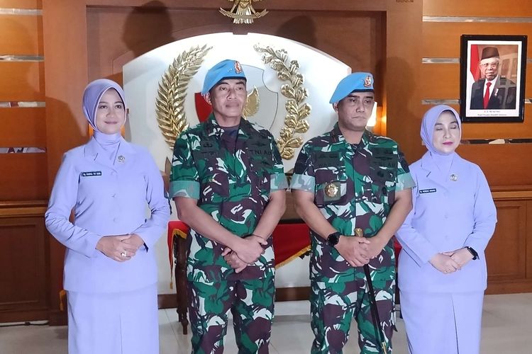 Komandan Pasukan Pengamanan Presiden (Danpaspampres) Wahyu Hidayat Sudjatmiko (kedua kanan) usai serah terima jabatan di Markas Komando Paspampres, Tanah Abang, Jakarta Pusat, Senin (18/7/2022)