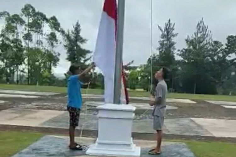 Tangkapan layar video viral tiga bocah menurunkan Bendera Merah Putih di Kantor Bupati Kuantan Singingi, Riau, Selasa (17/8/2021).