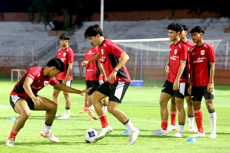 Pemain Timnas U20 Indonesia menjalani latihan yang menjadi bagian dari pemusatan latihan di Gelora 10 November Surabaya, Jawa Timur, Kamis (5/3/2026) malam.