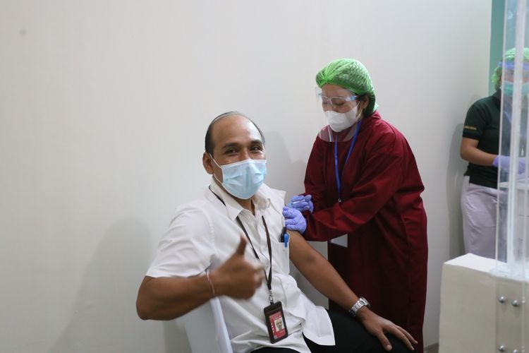 Proses vaksinasi petugas Bandara I Gusti Ngurah Rai