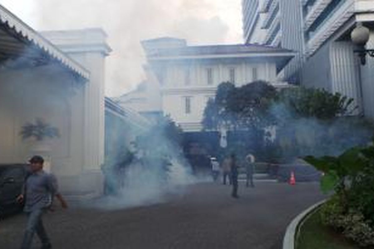 Fogging di Balai Kota, Senin (9/3/2015) sore paska Gubernur DKI Jakarta Basuki Tjahaja Purnama terjangkit penyakit demam berdarah. 