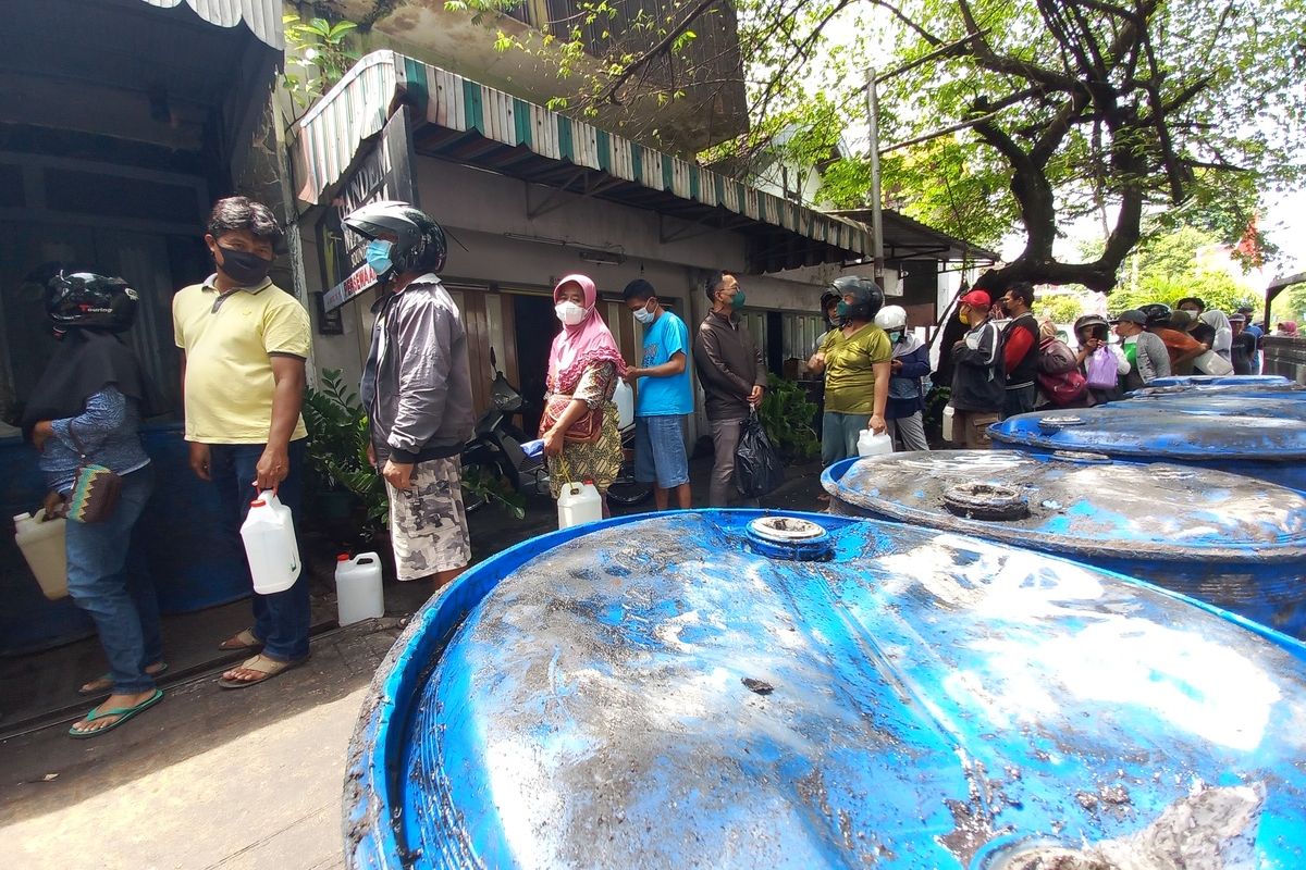 Antrean minyak goreng curah di Kecamatan Mantrijeron, Kota Yogyakarta, Kamis (24/3/2022)