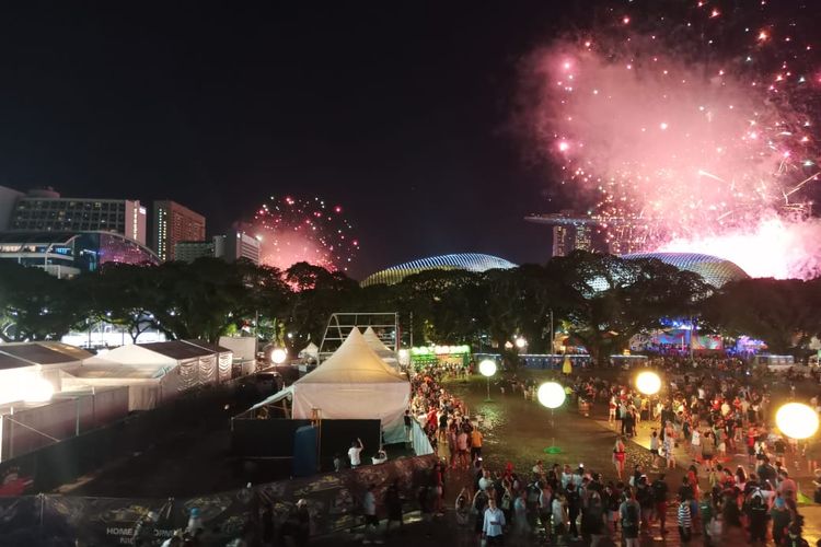 Kembang api menghiasi langit Marina Bay usai balapan F1 GP Singapura 2022 di Sirkuit Marina Bay Street, Minggu (2/10/2022).