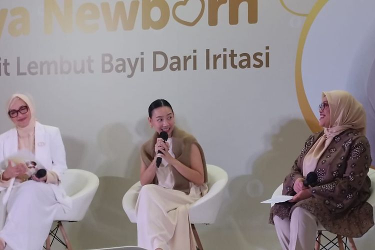 Content creator seputar ibu dan anak bernama Natasha Surya (tengah) dalam konferensi pers peluncuran Cussons Baby Newborn di Kuningan, Jakarta, Jumat (19/7/2024).