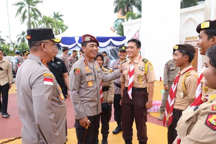 Untuk mematikan pengamanan perayaan malam tahun baru berjalan aman dan terkendali di Batam, Kepulauan Riau, Kabareskrim Polri Komjen Pol Wahyu Widada turun langsung memantau sejumlah pos keamanan di Batam.