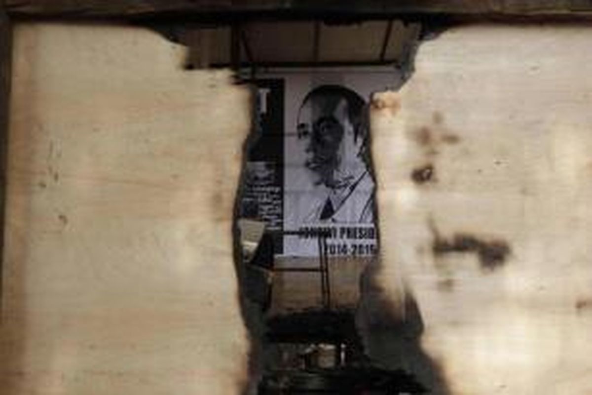 Kondisi posko relawan Jokowi yang dibakar orang tidak dikenal di Jalan Sultan Agung, Setia Budi, Jakarta, Senin (26/5/2014). Posko dibakar pada dini hari.
