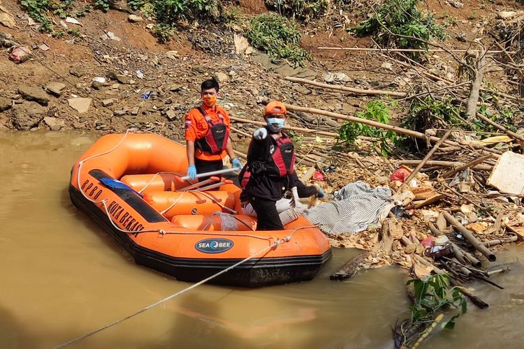 BPBD Kota Bekasi mengevakuasi mayat tanpa identitas di Sungai Cikeas, Kamis (7/10/2021).
