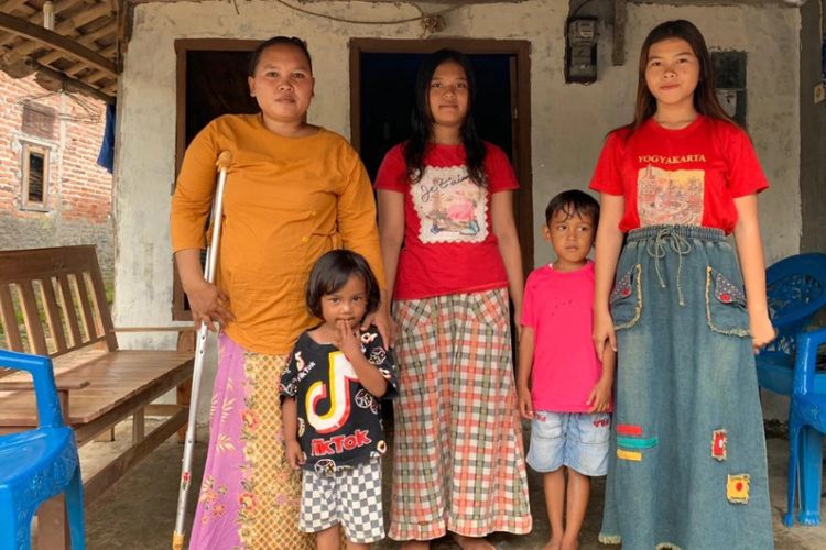Rasminah (kiri) bersama empat dari lima anaknya di depan rumah mereka di Indramayu, Jawa Barat, Minggu, 7 Maret 2021.