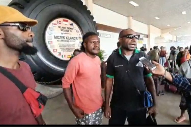 Senior mahasiswa saat diwawancara wartawan di Bandara Mozes Kilangin Timika, Senin (27/1/2020).