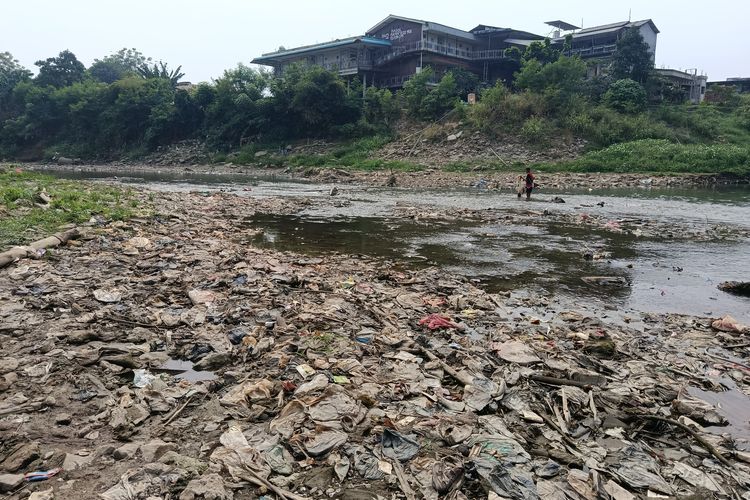 Warga Keluhkan Bau Limbah saat Kali Bekasi Menyusut, Pemancing Justru Panen Ikan