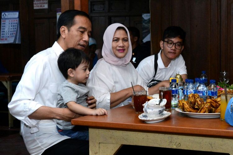 Presiden Joko Widodo beserta keluarga saat bersantap siang di Restoran Ayam Goreng di Sukoharjo, Jawa Tengah, Sabtu (31/3/2018).