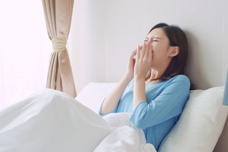 Menyusun bantal lebih tinggi adalah salah satu cara menghilangkan hidung tersumbat ketika tidur yang bisa dicoba.