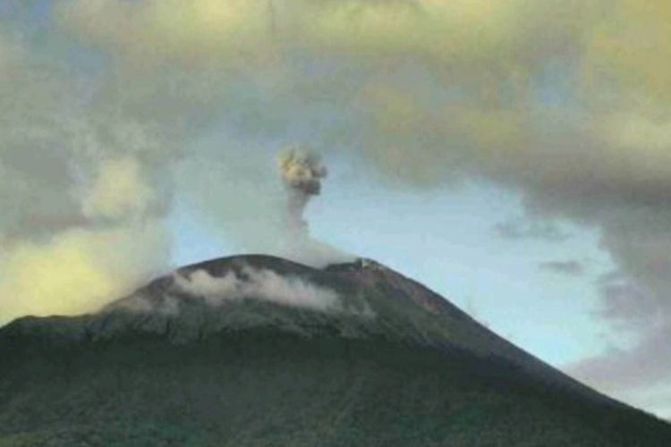Foto: Gunung api Ile Lewotolok, Kabupaten Lembata, NTT, kembali meletus, Rabu (20/4/2022).