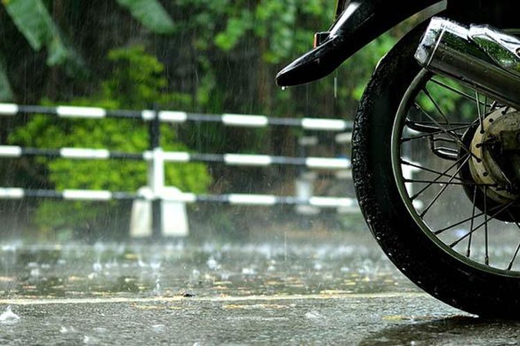 Ilustrasi sepeda motor saat musim hujan
