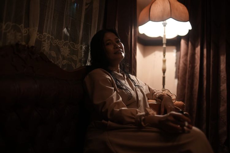 Penampakan Djenar Maesa Ayu sebagai Bu Siti dalam film horor Pemandi Jenazah. 