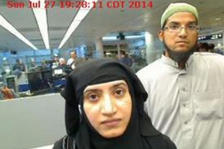Dalam foto arsip Imigrasi Amerika Serikat,  Tashfeen Malik dan Syed Farook terlihat berada di Bandara Internasional O'Hare Chicago, 27 Juli 2014