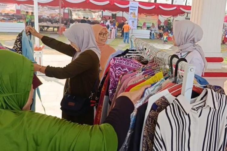 Sejumlah warga tengah memilih pakaian gratis dalam kegiatan bazar Ramadhan yang diselenggarakan di halaman Pemkab Cianjur, Senin (24/3/2024).