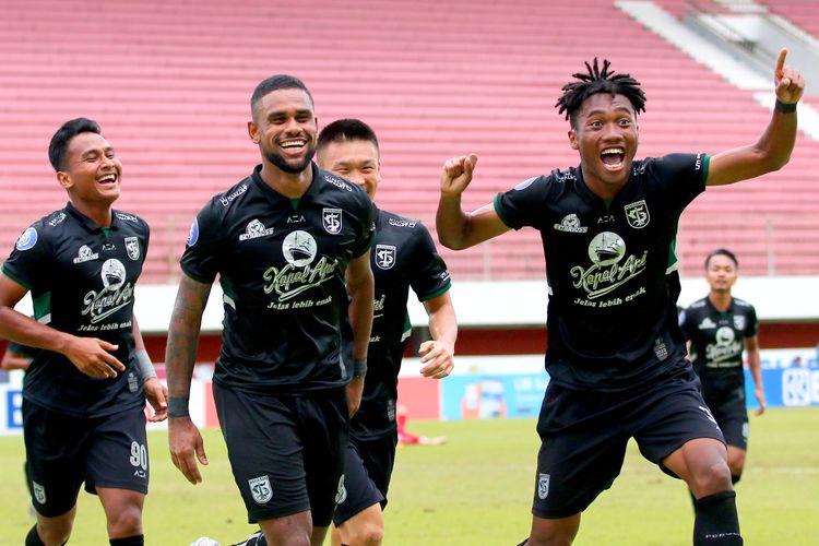 Pemain Persebaya Surabaya Silvio Junior dan Alta Ballah selebrasi seusai menjebol gawang Persija Jakarta di menit akhir pertandingan pekan ke-15 Liga 1 2022-2023 yang berakhir dengan skor 1-1 di Stadion Maguwoharjo Sleman, Jumat (16/12/2022) sore.