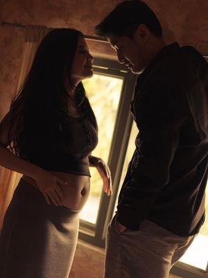 Intip gaya maternity shoot Hanggini dan Luthfi Aulia. Tampil estetik nuansa earth tone yang elegan.