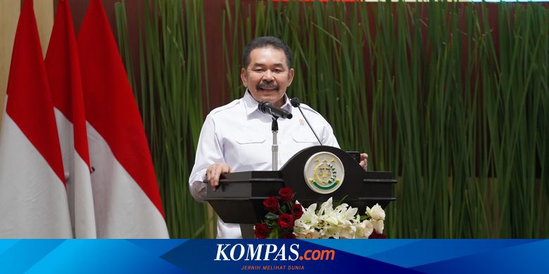 U kalta ko‘ylakda to‘rt oyoqqa turib oldi