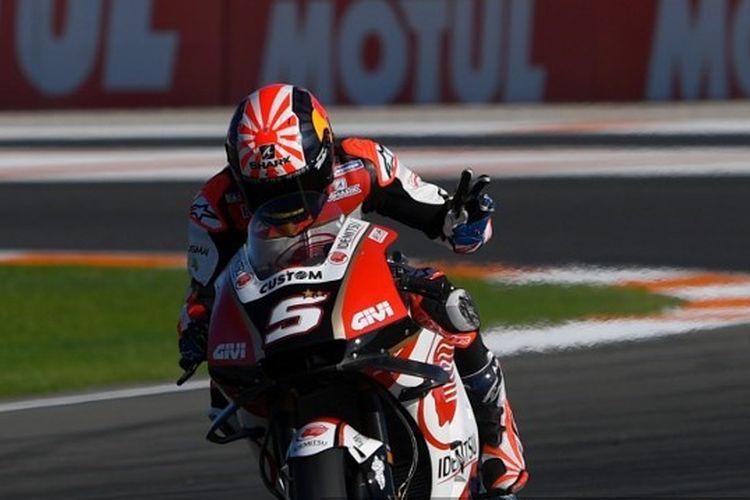 Pembalap Prancis LCR Honda, Johann Zarco, memberi isyarat saat ia mengendarai selama sesi latihan bebas ketiga Grand Prix MotoGP Valencia