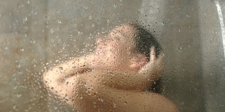 Ilustrasi mandi di shower
