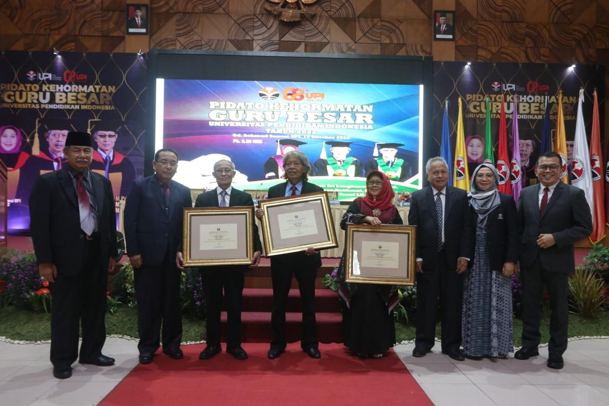  Universitas Pendidikan Indonesia (UPI) menyelenggarakan pidato kehormatan guru besar 2022 secara luring di gedung Achmad Sanusi, Rabu (19/10/2022).
