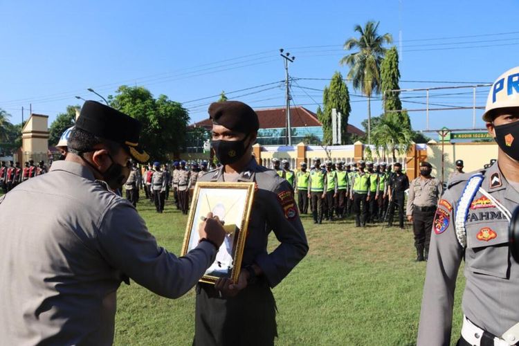 Kapolres Bima Kota AKBP Henry Novika Chandra saat memimpin upacara pemecatan Aiptu Guntur Panji Saputro, Senin (23/5/2022).