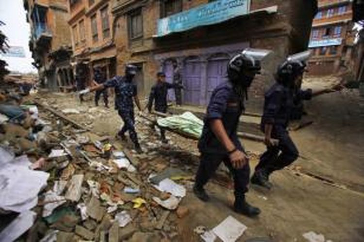 Tim SAR membawa korban reruntuhan bangunan akibat gempa berkekuatan 7.9 SR di Bhaktapur, dekat Kathmandu, Nepal, 26 April 2015.