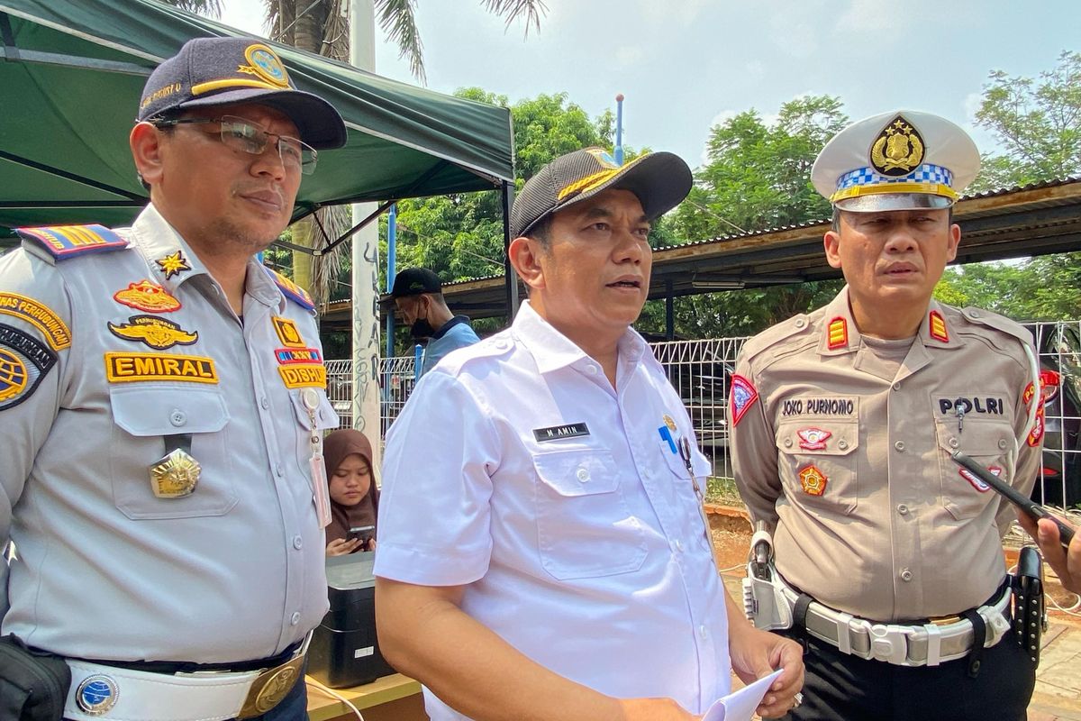 Mohamad Amin (tengah), Kepala Suku Dinas Lingkungan (LH) Hidup Jakarta Selatan saat ditemui di kawasan Lebak Bulus, Jakarta Selatan, Rabu (1/11/2023).