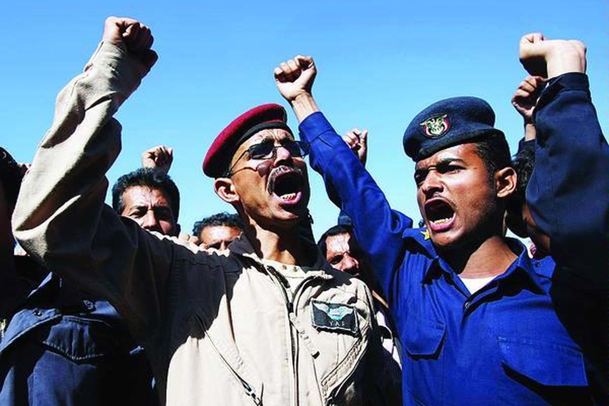 Sejumlah anggota pasukan dan perwira Angkatan Udara Yaman meneriakkan seruan dalam aksi protes di luar tempat tinggal Wakil Presiden Yaman Abed Rabbo Mansour Hadi, Senin (23/1), meminta agar Komandan AU Yaman Mayjen Mohammed Saleh, yang juga saudara tiri Presiden Saleh, dicopot. Presiden Yaman Ali Abdullah Saleh kini dalam perjalanan  menuju Amerika Serikat untuk berobat.