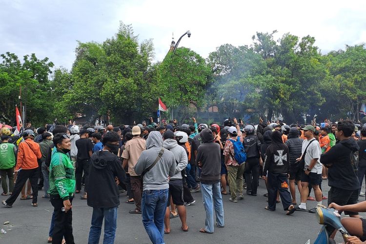 Jalan Adi Sucipto, Manahan, Kota Solo, Jawa Tengah, ditutup sementara akibat ratusan pengemudi ojek online (ojol) dan lapisan masyarakat mendatangi Markas Brimob Batalyon C, berakhir ricuh, pada Jumat (29/8/2025).