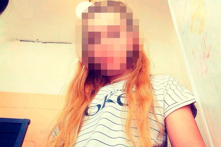 Seorang gadis 14 tahun di Rusia yang diidentifikasi bernama Anastasia. Dia dilaporkan menyembunyikan bayi yang baru dilahirkannya dalam freezer karena takut memberi tahu orangtuanya.(VK via Daily Mirror)
 