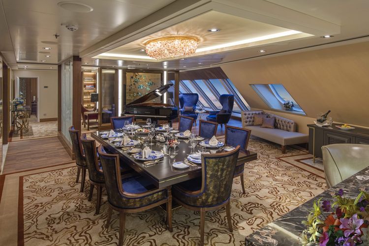 Ruang makan di Palace Villa Genting Dream by Resort World Cruises.