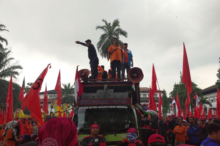 Presiden Partai Buruh, Said Iqbal saat aksi unjuk rasa di depan Gedung Sate, Kota Bandung, Jawa Barat, Selasa (28/11/2023).